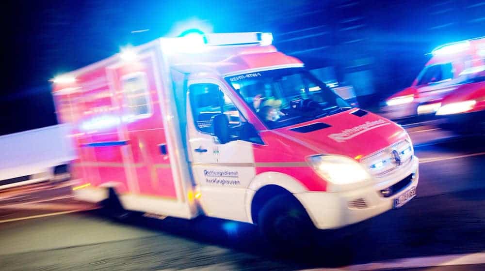 Wegen Einsturzgefahr wurde die Feuerwehr gerufen, um beim Abstützen des Balkons zu helfen. (Symbolbild) / Foto: Marcel Kusch/dpa