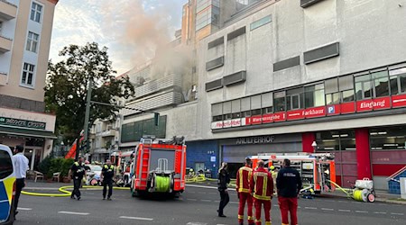 Nach dem Einsatz aufgrund eines Brandes im Parkhaus der Neuköllner Arcaden geht die Polizei von Brandstiftung aus.  / Foto: Sven Käuler/TNN/dpa/dpa