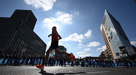 Beim Marathon gibt es zahlreiche Verkehrseinschränkungen.  / Foto: Sebastian Gollnow/dpa