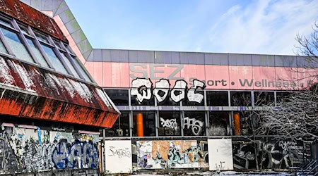 Das Land Berlin will das frühere Sport- und Erholungszentrum (SEZ) mithilfe eines Gerichtsvollziehers zwangsräumen lassen. (Archivbild) / Foto: Jens Kalaene/dpa