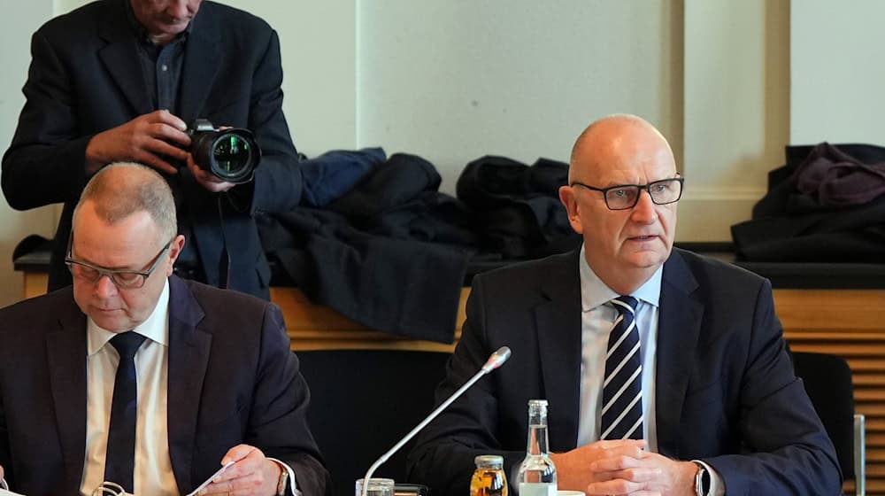 Wollen schärfere Asylpolitik: Brandenburgs Innenminister Michael Stübgen (CDU, l) und Ministerpräsident Dietmar Woidke (SPD) (Archivbild). / Foto: Soeren Stache/dpa