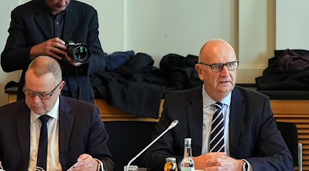 Wollen schärfere Asylpolitik: Brandenburgs Innenminister Michael Stübgen (CDU, l) und Ministerpräsident Dietmar Woidke (SPD) (Archivbild). / Foto: Soeren Stache/dpa