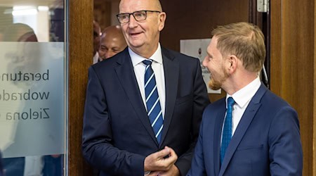 Für Brandenburgs SPD-Ministerpräsident Dietmar Woidke (links) gibt es Unterstützung aus Sachsen von Michael Kretschmer.  / Foto: Frank Hammerschmidt/dpa