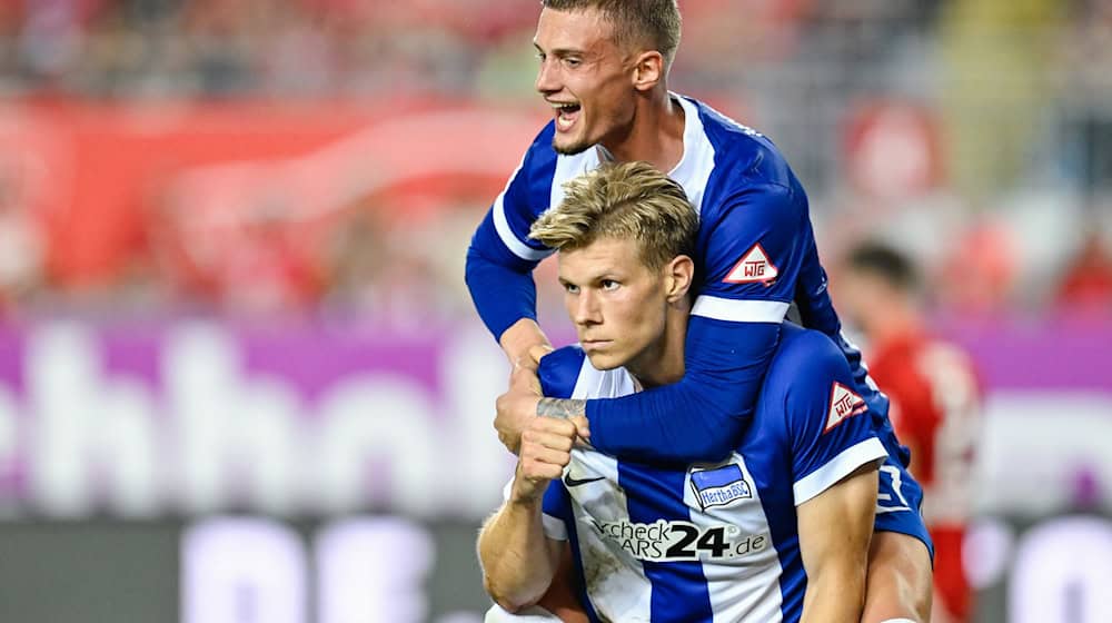 Hertha-Profi Michaël Cuisance (oben) wird für die Berliner immer wichtiger. / Foto: Uwe Anspach/dpa