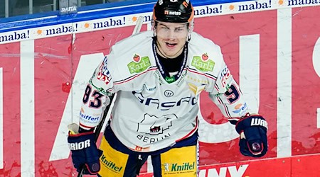 Leonhard Pföderl verwandelte den entscheidenden Penalty für die Eisbären Berlin. / Foto: Uwe Anspach/dpa