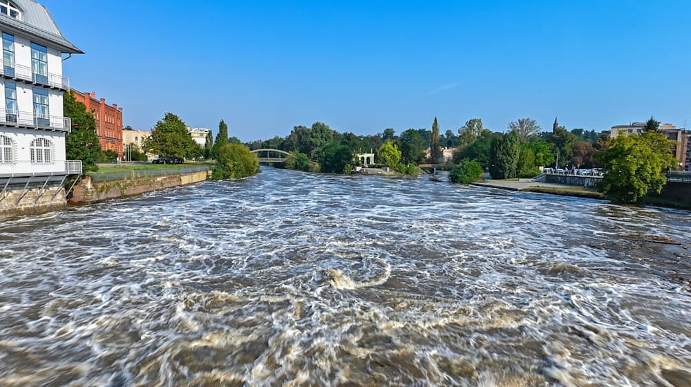 Am Stadtzentrum von Guben fließt der deutsch-polnische Grenzfluss Neiße vorbei, dessen Wasserstand weiter steigen soll. Die Städte auch an Oder, Neiße und Elbe beobachten die Entwicklung sehr genau. / Foto: Patrick Pleul/dpa