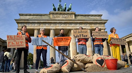 Klimaaktivisten der Letzten Generation haben mit Sandsäcken vor dem Brandenburger Tor in Berlin demonstriert. / Foto: Michael Ukas/dpa