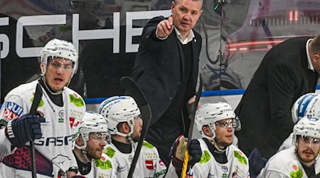 Eisbären-Coach Aubin war nach dem starken Start seines Teams in die neue DEL-Saison rundum zufrieden. / Foto: Armin Weigel/dpa