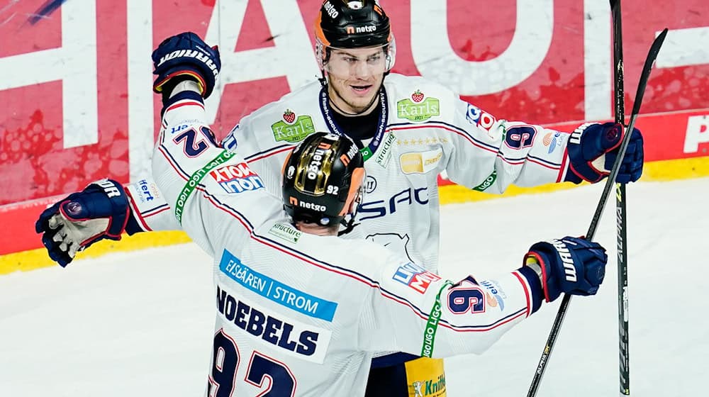 Die Eisbären Berlin feiern den ersten Saisonsieg in der CHL. / Foto: Uwe Anspach/dpa