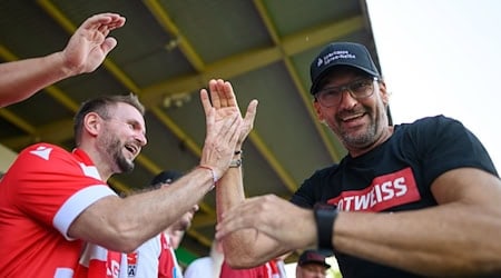 Bei seiner Rückkehr nach Osnabrück feiert Claus-Dieter Wollitz mit Cottbus einen Sieg. / Foto: Robert Michael/dpa