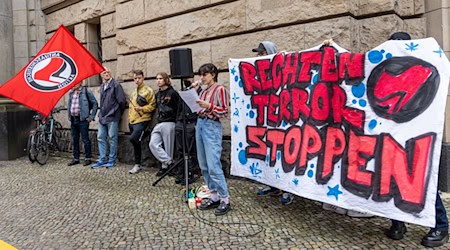 Demonstranten vor dem Kriminalgericht Moabit beim ersten Prozess im Jahr 2022. (Archivbild) / Foto: Christian Ender/dpa