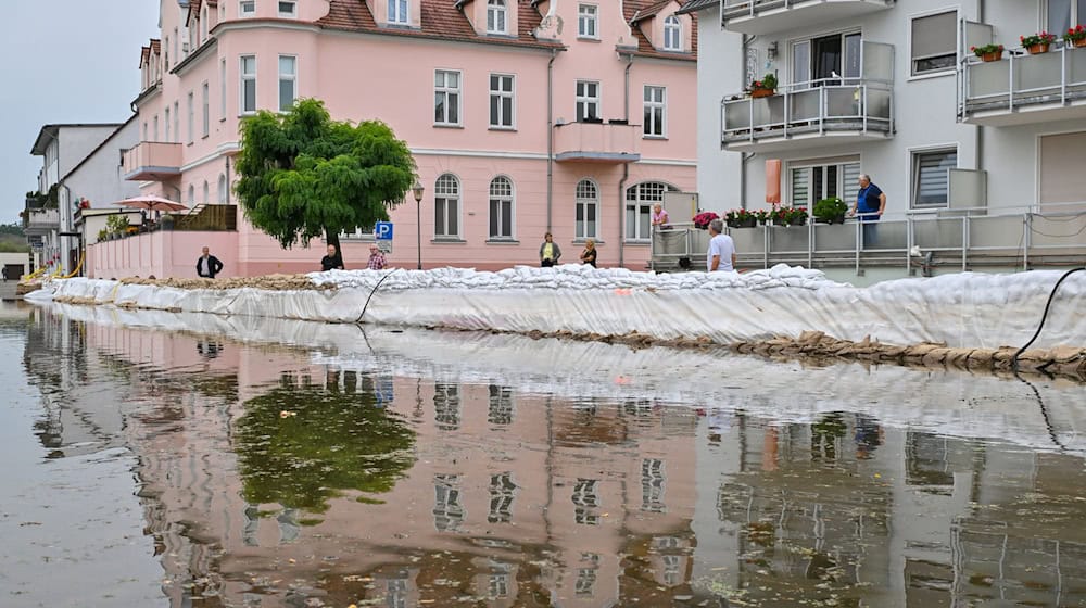 Erste Straßen sind in Eisenhüttenstadt überflutet. Die Stadt muss sich auf weiter steigende Wasserstände einstellen. / Foto: Patrick Pleul/dpa