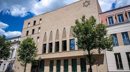 In der Potsdamer Synagoge soll am Freitag der erste Gottesdienst stattfinden. / Foto: Monika Skolimowska/dpa