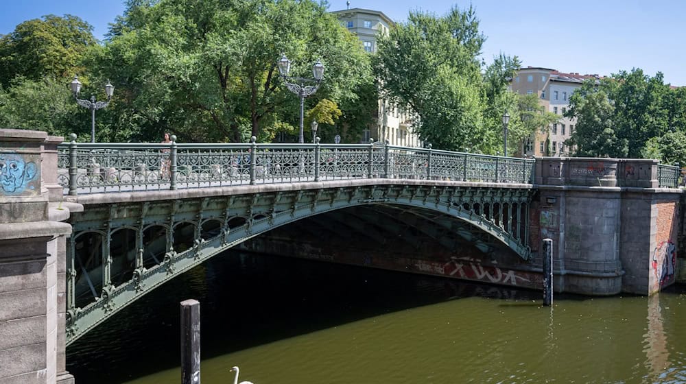 Brücken gibt es in Berlin viele. Die Admiralbrücke in Kreuzberg ist allerdings schmiedeeisern und nicht aus Spannbeton.  (Archivfoto) / Foto: Monika Skolimowska/dpa