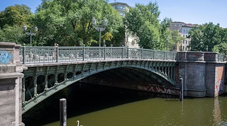 Brücken gibt es in Berlin viele. Die Admiralbrücke in Kreuzberg ist allerdings schmiedeeisern und nicht aus Spannbeton.  (Archivfoto) / Foto: Monika Skolimowska/dpa