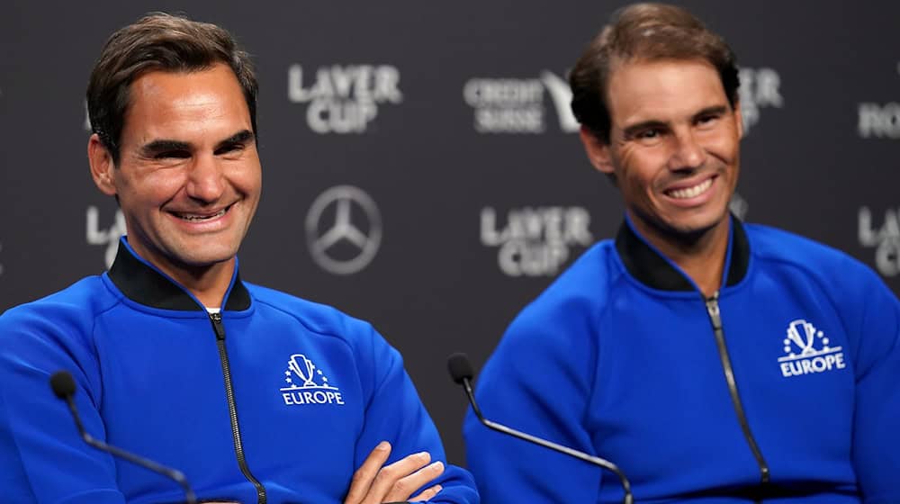 Roger Federer (l) wünscht sich, dass Rafael Nadal noch eine weitere Saison spielt.  / Foto: John Walton/PA Wire/dpa