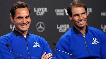 Roger Federer (l) wünscht sich, dass Rafael Nadal noch eine weitere Saison spielt.  / Foto: John Walton/PA Wire/dpa