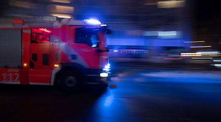 Die Feuerwehr löscht einen Brand im Wedding. (Symbolbild) / Foto: Paul Zinken/dpa