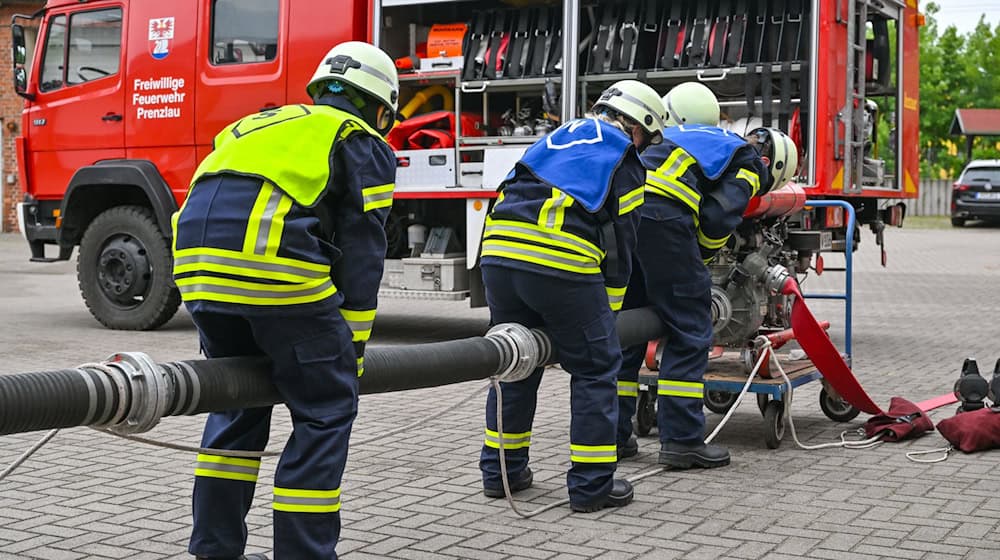 Schüler einer 10. Klasse aus Prenzlau üben im Feuerwehrunterricht einen Löscheinsatz / Foto: Patrick Pleul/dpa