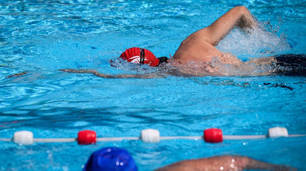 In einigen Berliner Freibädern können Schwimmer noch länger ihre Bahnen ziehen. (Archivbild) / Foto: Bernd von Jutrczenka/dpa