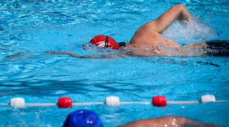 In einigen Berliner Freibädern können Schwimmer noch länger ihre Bahnen ziehen. (Archivbild) / Foto: Bernd von Jutrczenka/dpa