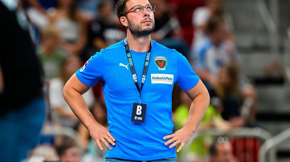 Füchse-Trainer Jaron Siewert musste in Eisenach lange Zeit bangen. / Foto: Marco Wolf/dpa