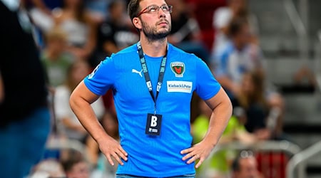 Füchse-Trainer Jaron Siewert musste in Eisenach lange Zeit bangen. / Foto: Marco Wolf/dpa