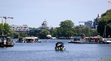 Am Sonntag sind Leute auf Hausbooten, Flößen, Motor- und Elektrobooten sowie Kajaks und Schlauchbooten aufgerufen, gemeinsam in Richtung Innenstadt zu ziehen. (Archivbild) / Foto: Bernd von Jutrczenka/dpa