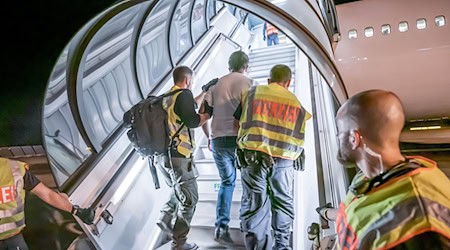 Mit einem Sammelflug sind Menschen aus Berlin abgeschoben worden. (Archivbild)  / Foto: Michael Kappeler/dpa