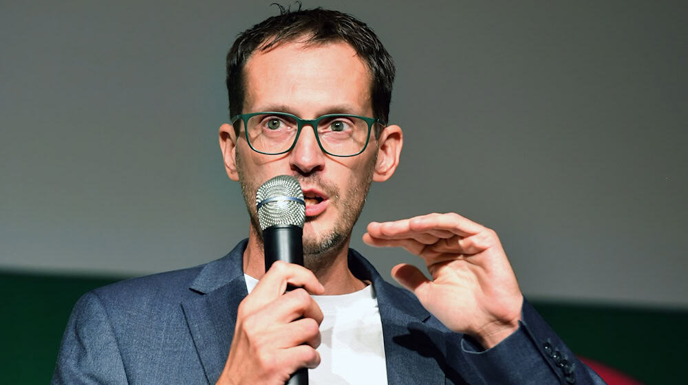 Grünen-Fraktionschef Benjamin Raschke sieht steigende Hochwasser-Risiken und hält Klimaschutz für wichtiger denn je. (Archivbild) / Foto: Paul Zinken/dpa