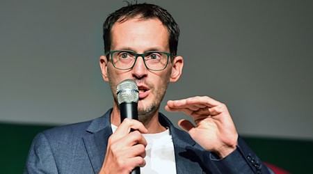 Grünen-Fraktionschef Benjamin Raschke sieht steigende Hochwasser-Risiken und hält Klimaschutz für wichtiger denn je. (Archivbild) / Foto: Paul Zinken/dpa