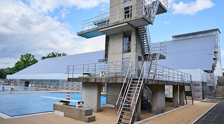 Die Tribünen am Sommerbad Olympiastadion sollen seit Jahren restauriert werden. / Foto: Annette Riedl/dpa