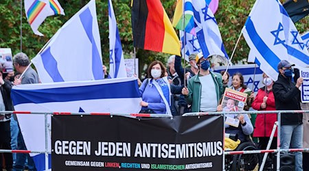 Zahlreiche Demonstrationen zum Palästina-Konflikt sind zum Jahrestag des Hamas-Überfalls in Berlin geplant. (Archivbild) / Foto: Annette Riedl/dpa