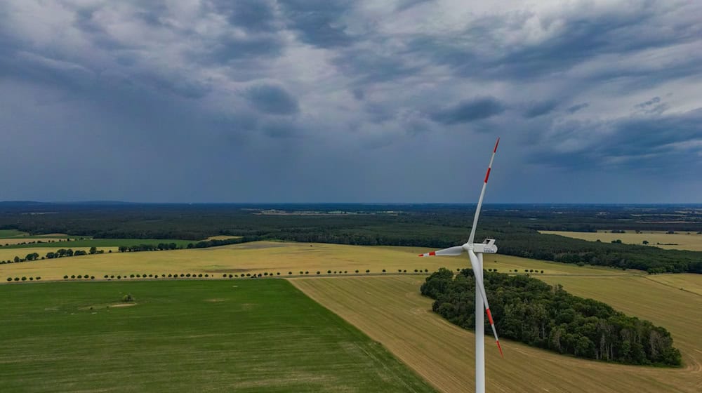 Wolken ziehen auf. Es wird herbstlich kühl und regnerisch in Berlin und Brandenburg.  (Archivfoto) / Foto: Patrick Pleul/dpa