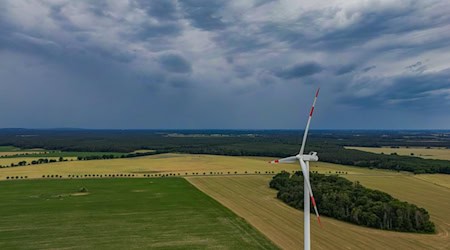 Wolken ziehen auf. Es wird herbstlich kühl und regnerisch in Berlin und Brandenburg.  (Archivfoto) / Foto: Patrick Pleul/dpa