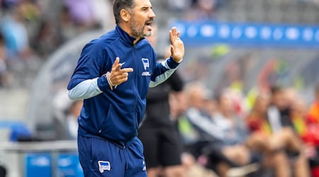 Hertha-Trainer Cristian Fiél muss sechs Spieler in Nürnberg ersetzen. / Foto: Andreas Gora/dpa