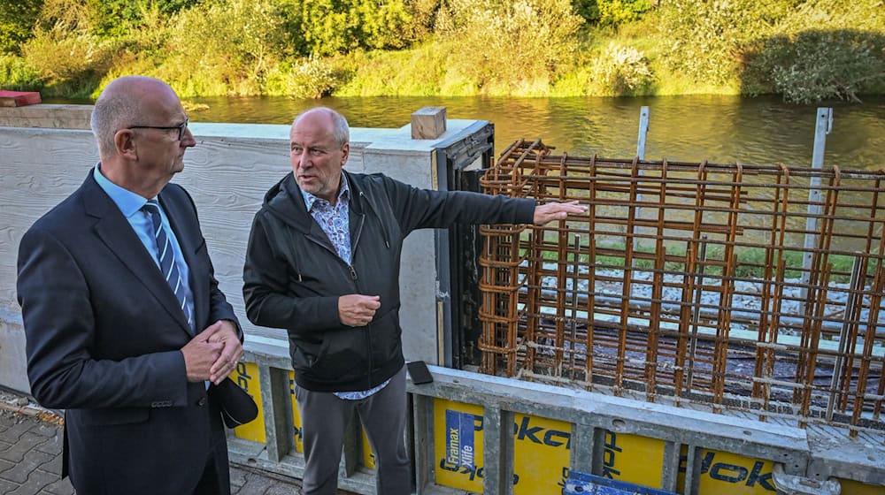 In Brandenburg wurde beim Hochwasserschutz in den vergangenen Jahren deutlich nachgerüstet. Ministerpräsident Dietmar Woidke und Fred Mahro, Bürgermeister von Guben, haben sich davon einen Eindruck gemacht. / Foto: Patrick Pleul/dpa