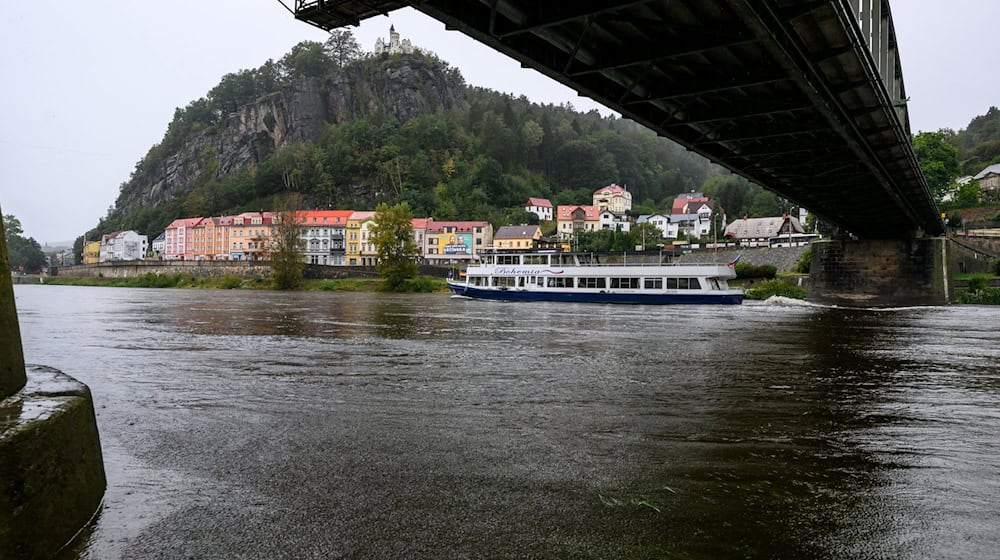 Die Elbe steigt momentan aufgrund massiver Regenfälle stark an. / Foto: Hájek Ondøej/CTK/dpa