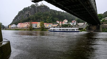 Die Elbe steigt momentan aufgrund massiver Regenfälle stark an. / Foto: Hájek Ondøej/CTK/dpa