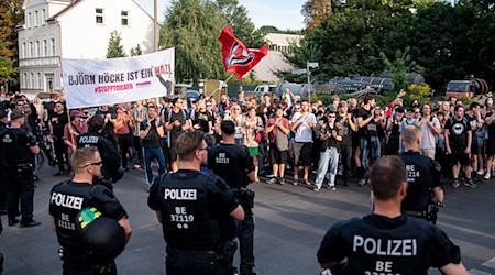 Rund 400 Menschen kamen zur Demonstration. / Foto: Fabian Sommer/dpa