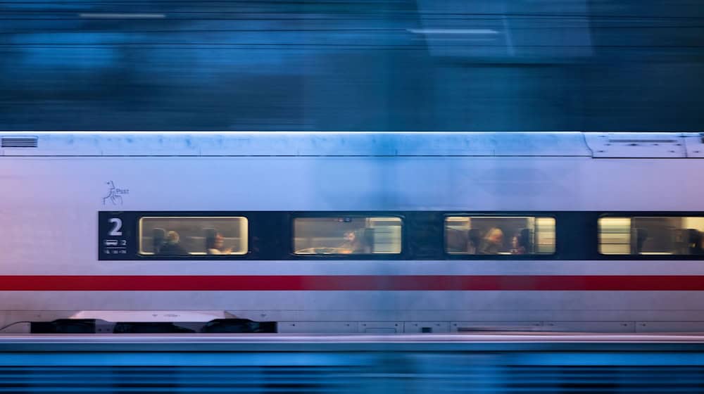 Acht Stunden soll die Fahrt von Berlin nach Paris künftig im Schnellzug dauern. (Archivbild) / Foto: Marijan Murat/dpa