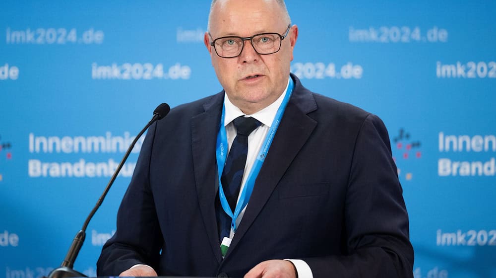 Beurteilt die Pläne des Bundes skeptisch: Brandenburgs CDU-Innenminister Michael Stübgen, Vorsitzender der Innenministerkonferenz (Archivbild).  / Foto: Soeren Stache/dpa