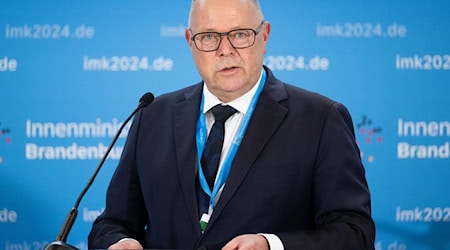 Beurteilt die Pläne des Bundes skeptisch: Brandenburgs CDU-Innenminister Michael Stübgen, Vorsitzender der Innenministerkonferenz (Archivbild).  / Foto: Soeren Stache/dpa