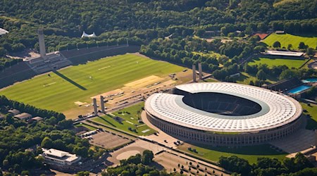 Die Luftaufnahme zeigt das Olympiastadion und den umliegenden Olympiapark.  / Foto: Ole Spata/dpa