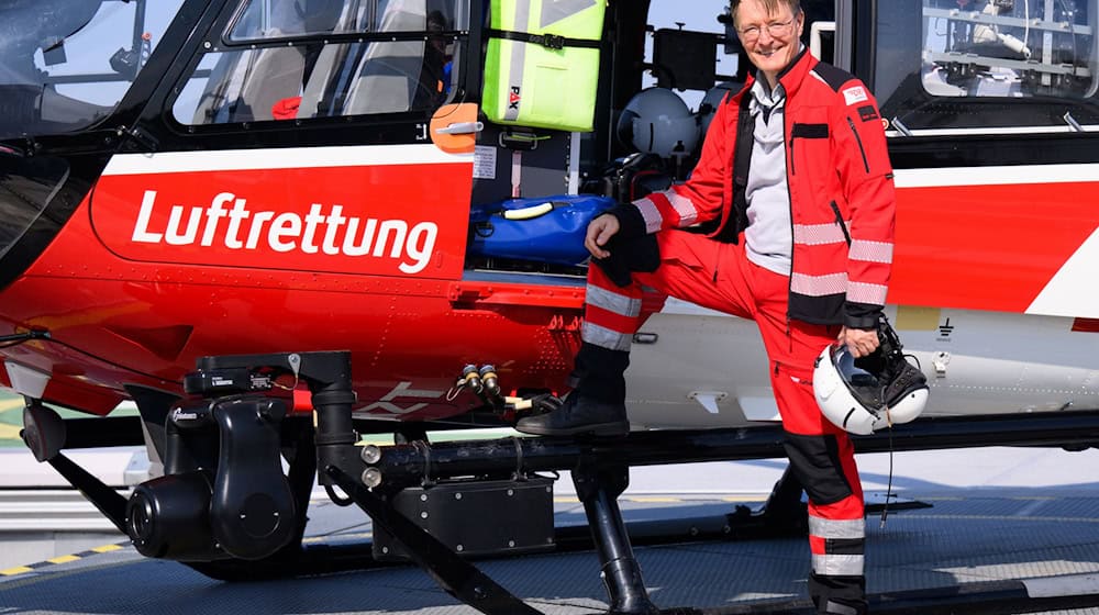 Bundesgesundheitsminister Karl Lauterbach hat die Besatzung des Rettungshubschraubers Christoph Berlin begleitet. / Foto: Bernd von Jutrczenka/dpa