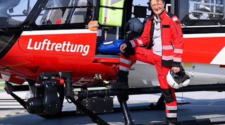 Bundesgesundheitsminister Karl Lauterbach hat die Besatzung des Rettungshubschraubers Christoph Berlin begleitet. / Foto: Bernd von Jutrczenka/dpa