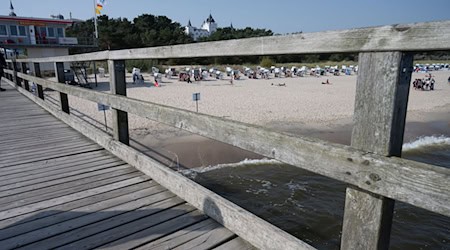 Wegen des Sturzes ihres Kindes von der dortigen Seebrücke wollte eine Brandenburgerin Geld von der Gemeinde Zinnowitz. (Archivbild) / Foto: Stefan Sauer/dpa