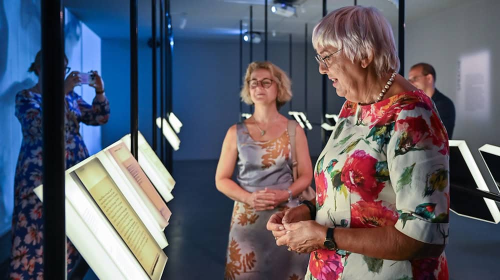 Kulturstaatsministerin Claudia Roth besucht nach dem Ende von Sanierungsarbeiten das Kleist-Museum in Frankfurt (Oder). / Foto: Patrick Pleul/dpa