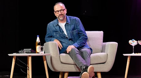 Kurt Krömer bei der Aufzeichnung der 100. Folge seines Podcasts «Feelings» in Köln in der Volksbühne am Rudolfplatz. / Foto: Henning Kaiser/dpa