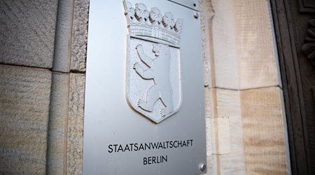 Das Schild mit der Aufschrift «Staatsanwaltschaft Berlin» am Eingang des Gerichts in Moabit. / Foto: Fabian Sommer/dpa